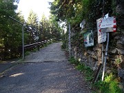 10 Parcheggiata l'auto, si parte da qui a dx su stradetta agrosilvopastorale